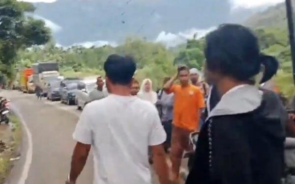 Longsor di Madina, Kemacetan Mengular akibat Akses Jalan Terblokir (foto/ist)