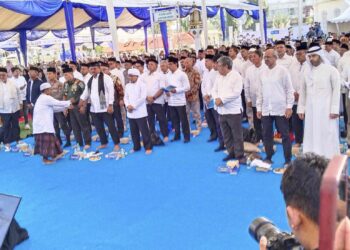 Masyarakat Aceh berkumpul di halaman Masjid Raya Baiturrahman guna memperingati 20 tahun tsunami dahsyat 2004 Aceh (foto/Kemenag Aceh)