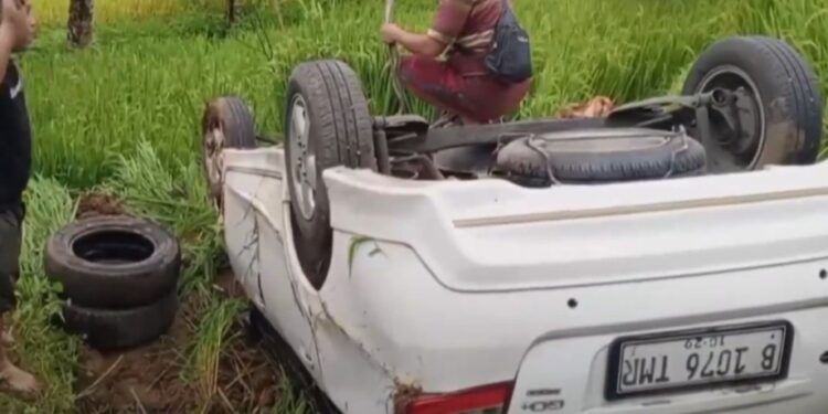 Mobil putih yang terguling ke sawah pada insiden ini. (foto/ist)