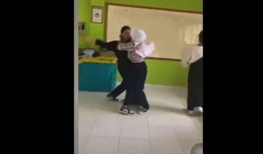 Momen siswi SMP baku hantam dalam kelas (foto/ist)