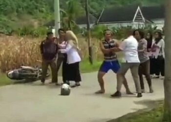 Momen warga berusaha melerai keduanya (foto/ist)