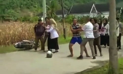 Momen warga berusaha melerai keduanya (foto/ist)