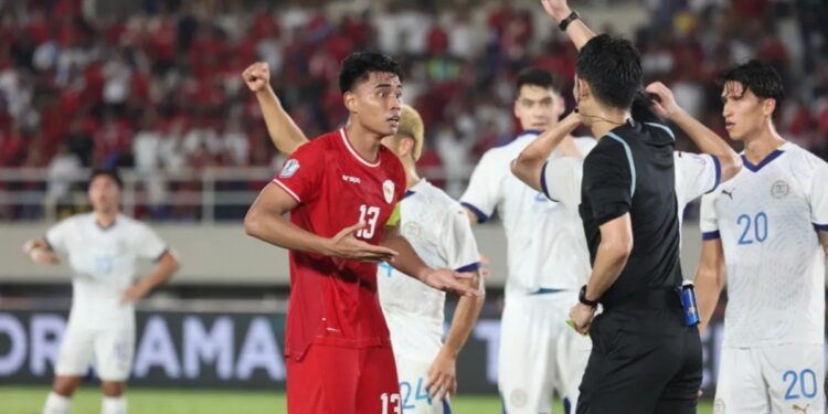 Muhammad Ferrari saat mendapatkan kartu merah saat pertandingan kemarin (foto/ist)