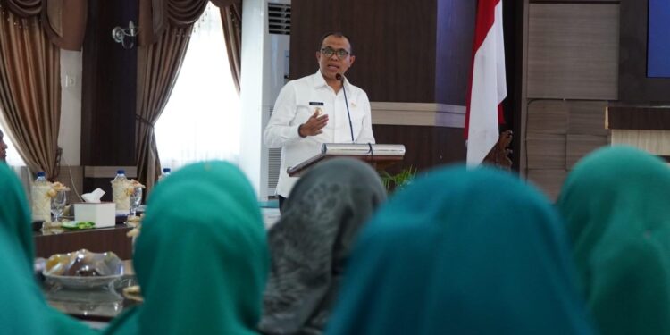 Penjabat Bupati Langkat, H.M. Faisal Hasrimy, AP, MAP, secara resmi membuka Bimbingan Teknis (Bimtek) Peningkatan Kapasitas bagi Sekretaris TP PKK Kecamatan dan Ketua TP PKK Desa se-Kabupaten Langkat. Kegiatan ini berlangsung di Ruang Pola Kantor Bupati Langkat, Rabu (18/12/2024). (foto/Diskominfo Langkat)