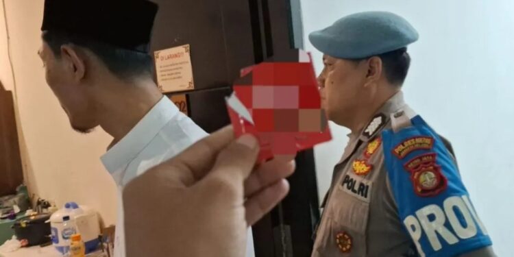 Pak RT dan polisi saat menggerebek indekos, barang bukti berupa kondom diamankan (foto/ist)