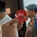 Pak RT dan polisi saat menggerebek indekos, barang bukti berupa kondom diamankan (foto/ist)