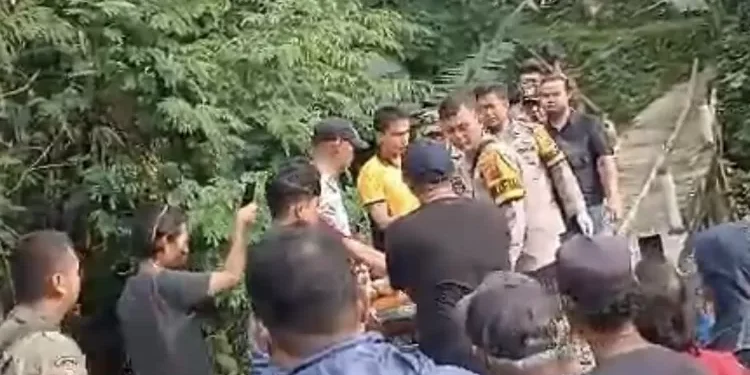 Para petugas kepolisian dan warga yang mengevakuasi jasad korban (foto/ist)