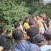 Para petugas kepolisian dan warga yang mengevakuasi jasad korban (foto/ist)