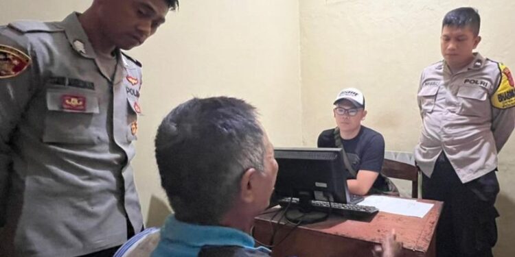 Pelaku bernama Gagan (59) saat ditangkap polisi. (foto/ist)