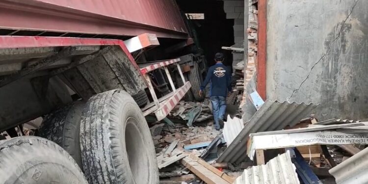 Penampakan dari dekat bangunan yang hancur akibat ditabrak truk (foto/ist)