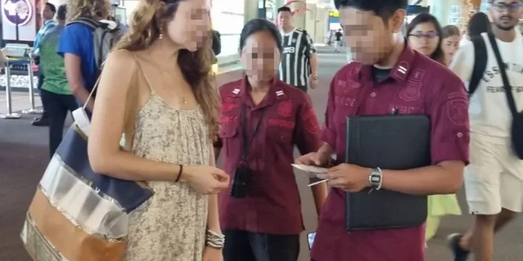 Perempuan asal Brasil berinisial AGA (34) ketika dideportasi oleh petugas Rumah Detensi Imigrasi (Rudenim) Denpasar (foto/doc)