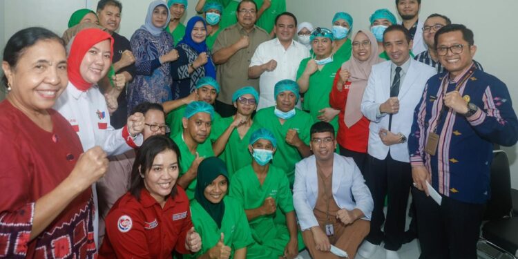Penjabat (Pj) Gubernur Sulawesi Tenggara (Sultra), Andap Budhi Revianto, bersama staf Bedah Perdana Pintas Arteri Koroner Rumah Sakit Jantung Oputa Yi Koo (foto/Humas Pemprov Sultra)