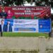 Personil Polsek Belitang II memasang banner di depan kantor Polsek Belitang II, Desa Sumber Jaya, Kecamatan Belitang II.