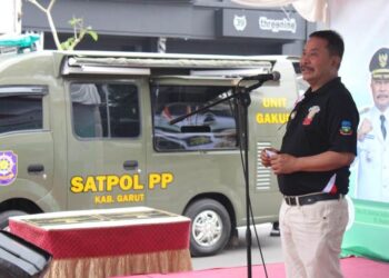 Mobil Penegakkan Hukum (Gakum) diserahkan kepadsa Penjabat (Pj) Bupati Garut, Barnas Adjidin, kepada Kepala Satuan Polisi Pamong Praja (Satpol PP) Kabupaten Garut, Usep Basuki Eko, dalam kegiatan Car Free Day (CFD) Garut, yang berlangsung di Jalan Ahmad Yani, Kecamatan Garut Kota, Kabupaten Garut, Minggu (29/12/2024). (foto/Diskominfo Garut)