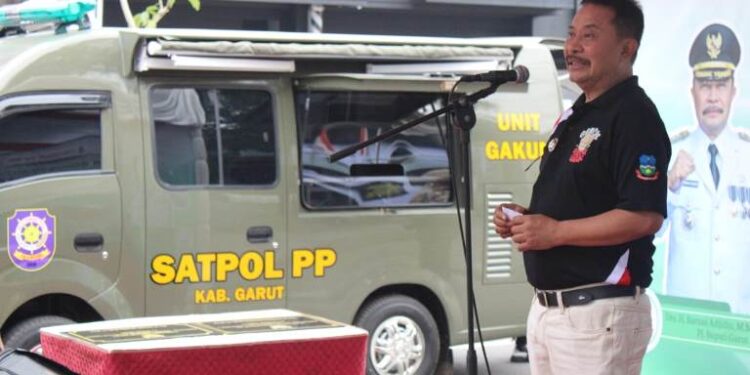 Mobil Penegakkan Hukum (Gakum) diserahkan kepadsa Penjabat (Pj) Bupati Garut, Barnas Adjidin, kepada Kepala Satuan Polisi Pamong Praja (Satpol PP) Kabupaten Garut, Usep Basuki Eko, dalam kegiatan Car Free Day (CFD) Garut, yang berlangsung di Jalan Ahmad Yani, Kecamatan Garut Kota, Kabupaten Garut, Minggu (29/12/2024). (foto/Diskominfo Garut)