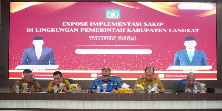 Pj Bupati Langkat Beri Penghargaan SAKIP Dan Pelayanan Publik Terbaik (foto/Diskominfo Langkat)