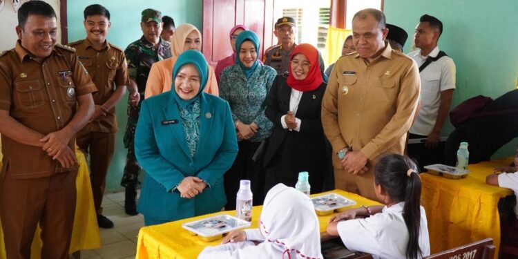 Pj Bupati Langkat H.M. Faisal Hasrimy, AP, M.AP bersama Ketua TP PKK Langkat Ny. Uke Retno Wahyuni Faisal mendampingi Ketua TP PKK Sumatera Utara Ny. Tyas Fatoni dalam kunjungan kerja untuk memantau pelaksanaan program kesehatan dan gizi di Kecamatan Secanggang, Senin (16/12/2024). (foto/Diskominfo Langkat)