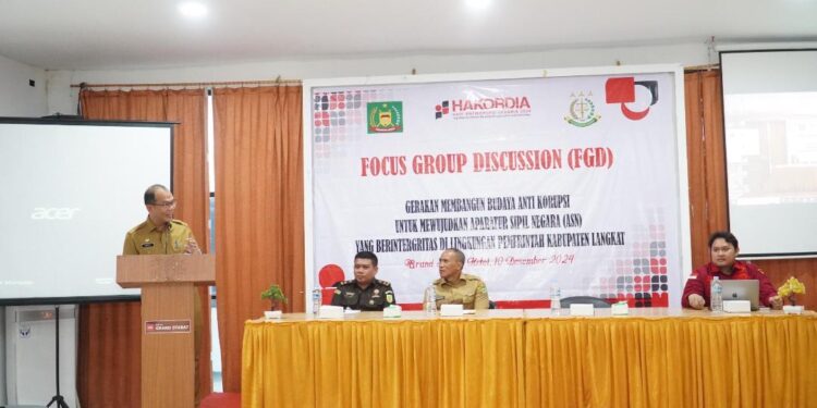Pemerintah Kabupaten Langkat menggelar Focus Group Discussion (FGD) dengan tema “Gerakan Membangun Budaya Anti-Korupsi untuk Mewujudkan Aparatur Sipil Negara (ASN) yang Berintegritas” di Grand Hotel Stabat, Selasa (10/12/2024). Acara ini dihadiri oleh Sekretaris Daerah Kabupaten Langkat, Amril, S.Sos, mewakili Pj Bupati Langkat, M. Faisal Hasrimy, AP, MAP. (foto/Diskominfo Langkat)