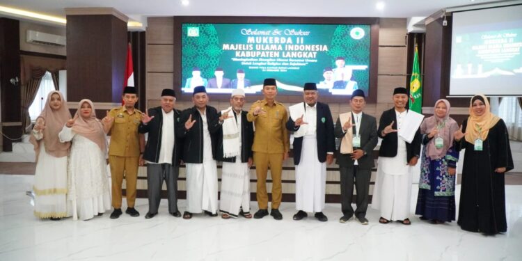 Pj Bupati Langkat, H.M. Faisal Hasrimy, diwakili oleh Sekretaris Daerah Kabupaten Langkat, H. Amril S.Sos., M.AP., menghadiri sekaligus menutup secara resmi Musyawarah Kerja Daerah (MUKERDA) II Tahun 2024 Majelis Ulama Indonesia (MUI) Langkat di Ruang Pola Kantor Bupati Langkat dengan dihadiri oleh berbagai elemen masyarakat, tokoh agama, anggota MUI, dan perwakilan instansi pemerintah lainnya, Selasa (24/12/2024). (foto/Diskominfo Langkat)