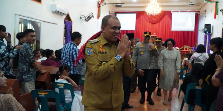 Penjabat Bupati Langkat, H.M. Faisal Hasrimy, AP, MAP, bersama Kapolres Langkat, AKBP David Triyo Prasojo, SH, SIK, M.Si, turun langsung untuk memastikan keamanan perayaan Natal di Kecamatan Stabat, Selasa malam (24/12/2024). (foto/Diskominfo Langkat)