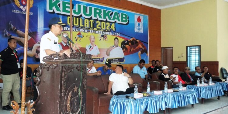 Penjabat Bupati Langkat, H.M. Faisal Hasrimy, AP., M.AP., yang diwakili oleh Plt. Staf Ahli Bidang SDM, Sosial, dan Kemasyarakatan, H. Syahrizal, S.Sos., M.Si., secara resmi membuka Kejuaraan Kabupaten (Kejurkab) Gulat 2024 yang digelar oleh Persatuan Gulat Seluruh Indonesia (PGSI) di Aula Gedung PKK Langkat, Rabu (18/12/2024).(foto/Diskominfo Langkat)