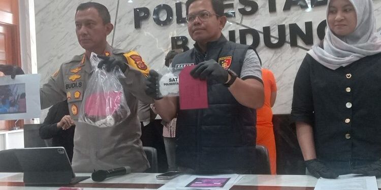 Polisi saat menunjukkan gambar rekaman CCTV dan sejumlah barang pelaku (foto/doc)