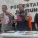 Polisi saat menunjukkan gambar rekaman CCTV dan sejumlah barang pelaku (foto/doc)
