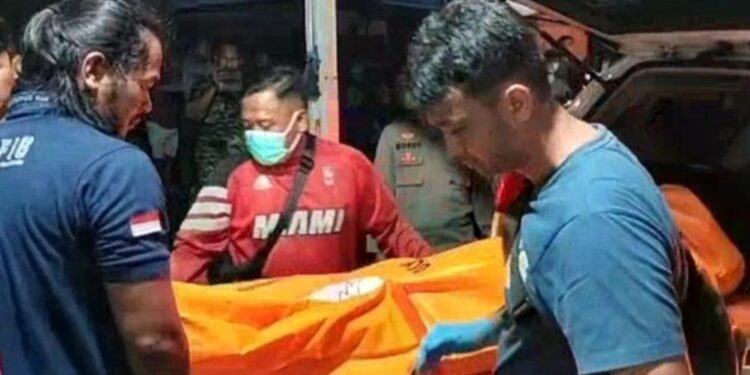 Proses evakuasi mayat korban (foto/ist)