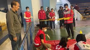 Proses evakuasi mayat mahasiswi UPI oleh petugas (foto/ist)
