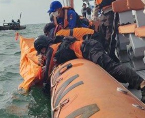 Proses evakuasi mayat korban (foto/ist)