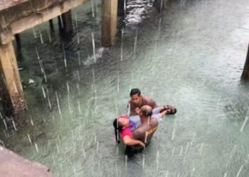 Proses penyelamatan remaja perempuan yang tenggelam (foto/ist)