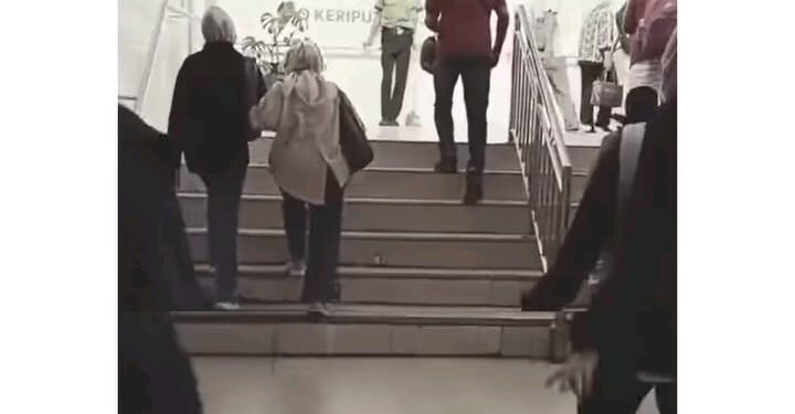 Puluhan karyawan ANTV berjalan keluar gedung usai di PHK (foto/Instagram)