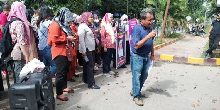 Ratusan Massa Aliansi Peduli Pendidikan Langkat Gelar Demo Didepan Polres Langkat (foto/ist)