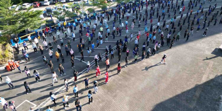 Ratusan Pegawai BP Batam tampak antusias memadati lapangan parkir BP Batam (foto/Humas BP Batam)