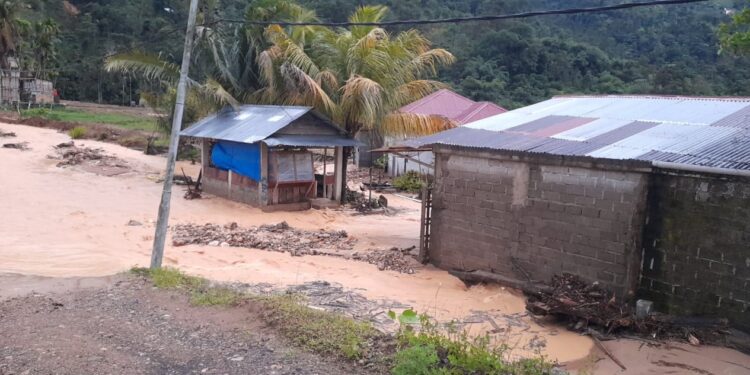 Salah satu kawasan di Pesisir Selatan yang terdampak banjir (foto/ist)