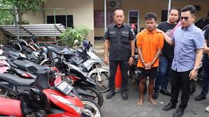 Sejumlah motor serta pelaku yang diamankan polisi (foto/ist)