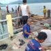 Sejumlah warga yang tengah memperbaiki salah satu bagian Pelabuhan Mepar yang rusak (foto/Wartawan Biro Kab. Lingga)