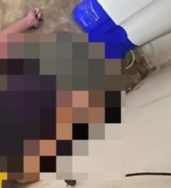 Seorang pria yang tewas di ruko yang berada di Kecamatan Sekupang, Batam (foto/ist)