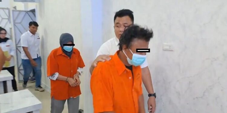 Suami istri yang ditangkap dalam kasus video mesum yang viral di Mandailing Natal, Sumatera Utara (foto/doc)
