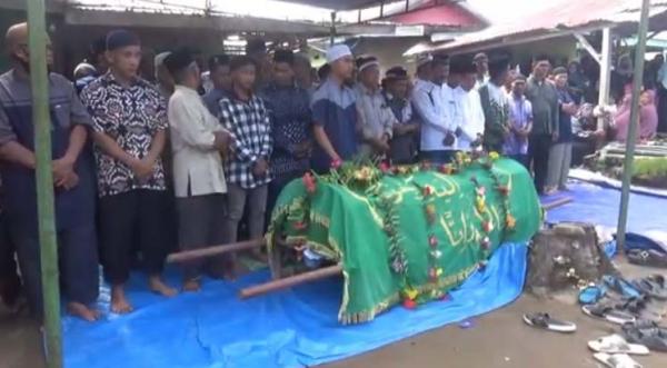 Suasana pemakaman Lisa Putri, korban tewas atas peristiwa ini (foto/ist)