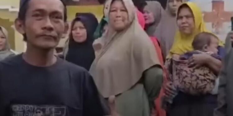 Tangkapan layar Sunhaji bersama warga sekitar (foto/Youtube)
