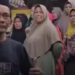 Tangkapan layar Sunhaji bersama warga sekitar (foto/Youtube)