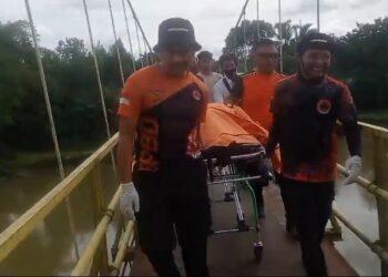 Tim SAR Gabungan saat mengevakuasi jasad Maksum (65), kakek yang dilaporkan terpeleset dan jatuh dari Jembatan Merah di Desa Ganting Damai, Kecamatan Salo, Kabupaten Kampar. (foto/Media Center Riau)