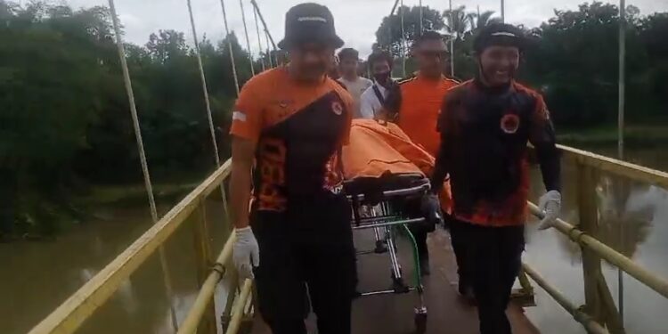 Tim SAR Gabungan saat mengevakuasi jasad Maksum (65), kakek yang dilaporkan terpeleset dan jatuh dari Jembatan Merah di Desa Ganting Damai, Kecamatan Salo, Kabupaten Kampar. (foto/Media Center Riau)