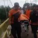 Tim SAR Gabungan saat mengevakuasi jasad Maksum (65), kakek yang dilaporkan terpeleset dan jatuh dari Jembatan Merah di Desa Ganting Damai, Kecamatan Salo, Kabupaten Kampar. (foto/Media Center Riau)