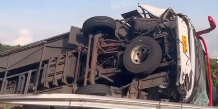 Truk tronton yang terguling dalam kecelakaan ini (foto/ist)