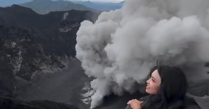 Viral Wanita Nekat Naik Gunung Dukono saat Erupsi, Bikin Netizen Geram (foto/X)