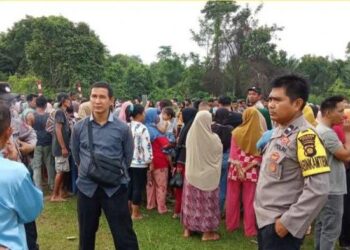 Warga beramai-ramai kerumuni TKP (foto/ist)
