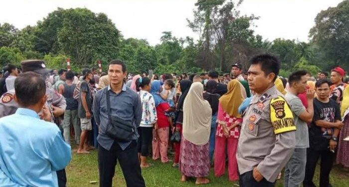 Warga beramai-ramai kerumuni TKP (foto/ist)