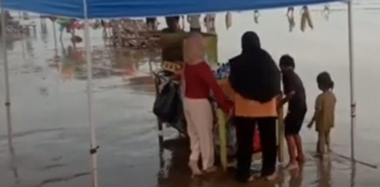 Wisatawan dan Pedagang Panik usai Gelombang Tinggi Hantam Pantai Bagedur (foto/ist)